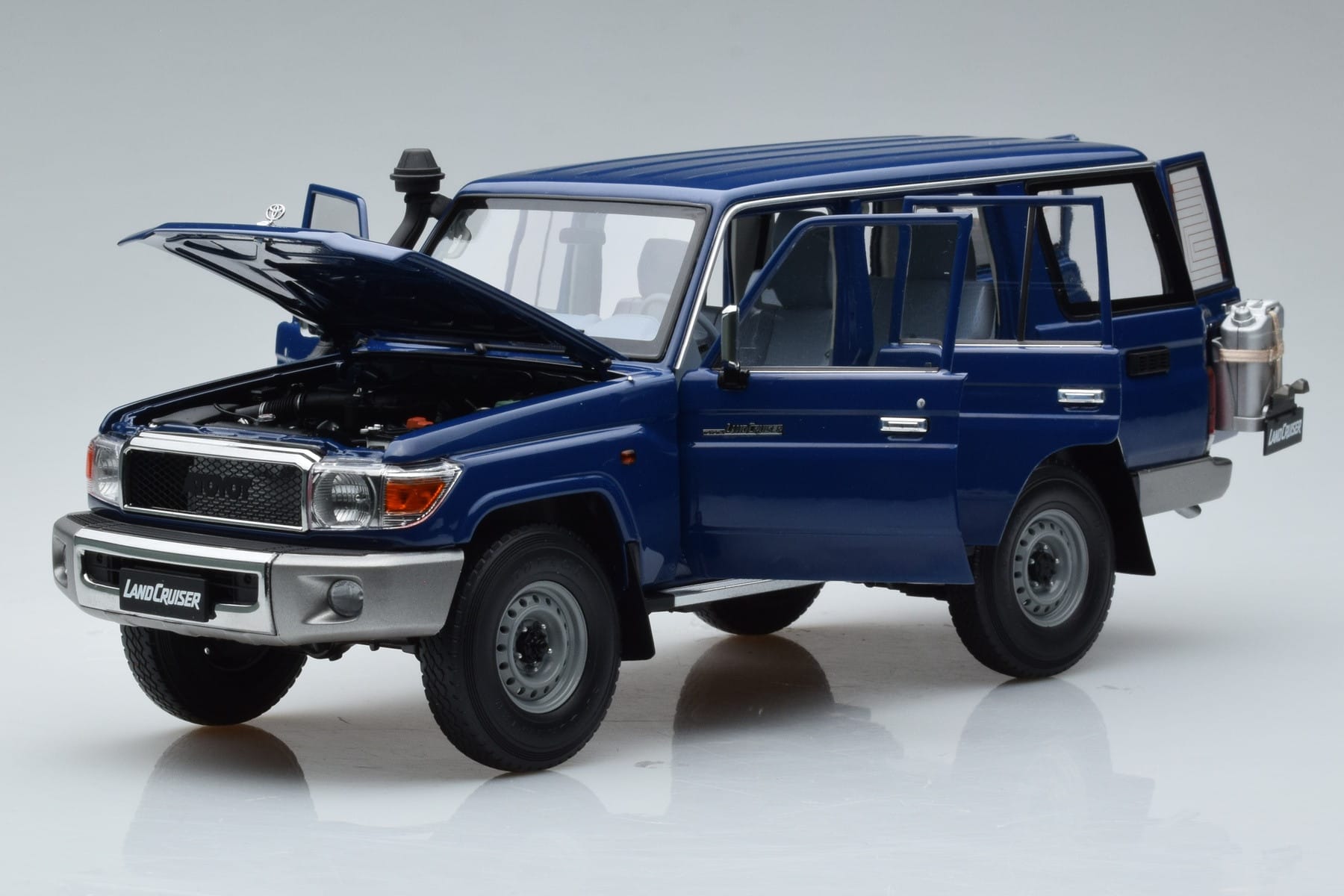 Toyota Land Cruiser J76 Albastru Almost Real 1:18 870101 Metal - imaginea 2 din 7