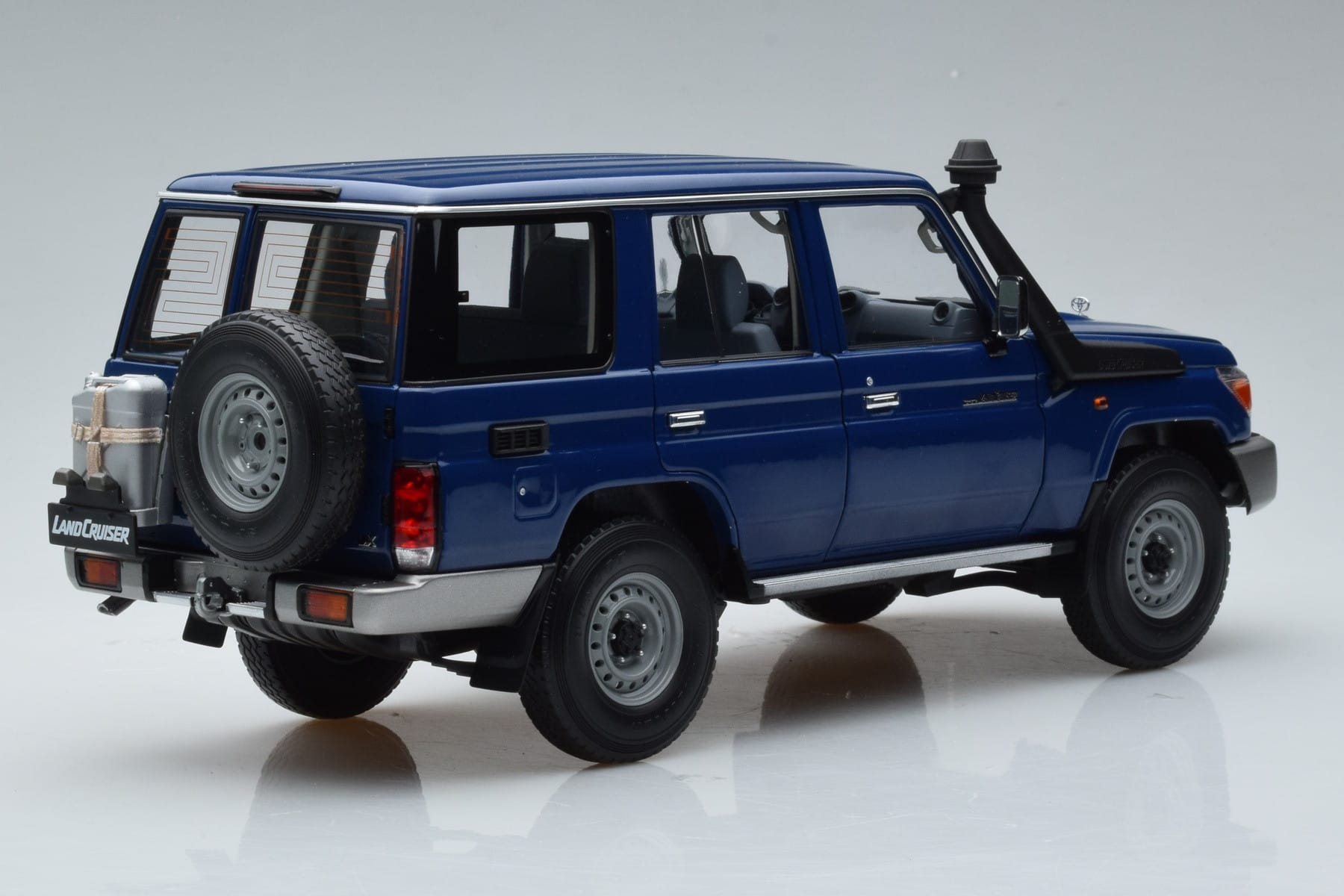 Toyota Land Cruiser J76 Albastru Almost Real 1:18 870101 Metal - imaginea 3 din 7