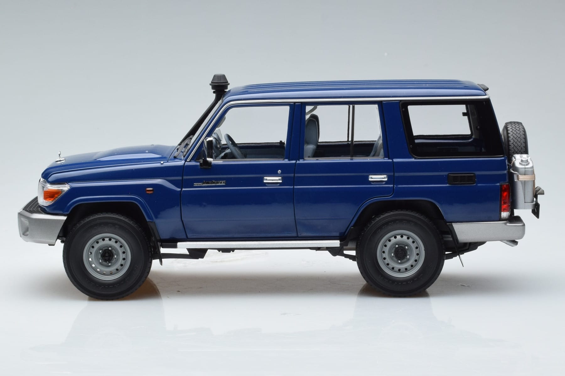 Toyota Land Cruiser J76 Albastru Almost Real 1:18 870101 Metal - imaginea 4 din 7