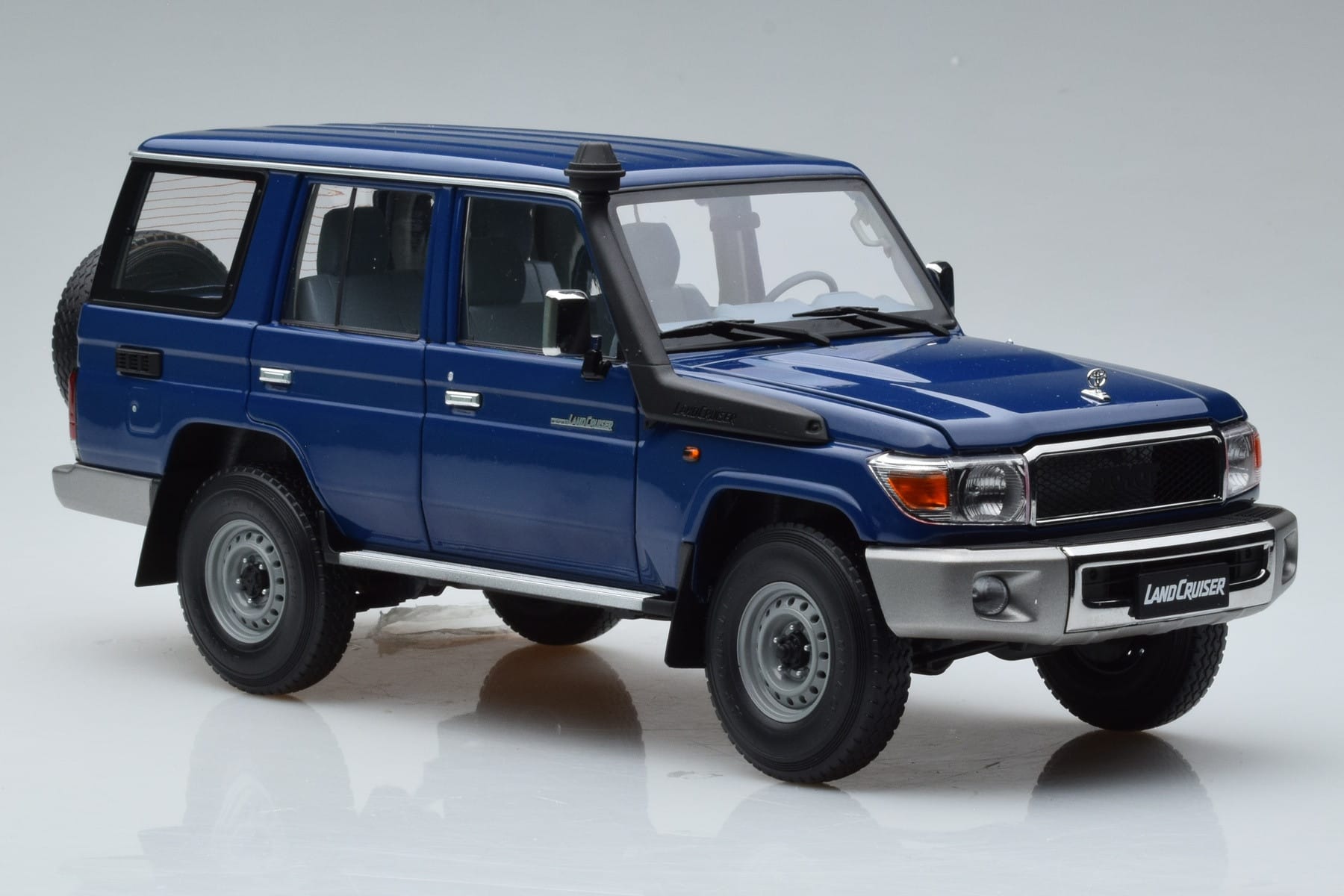 Toyota Land Cruiser J76 Albastru Almost Real 1:18 870101 Metal - imaginea 5 din 7