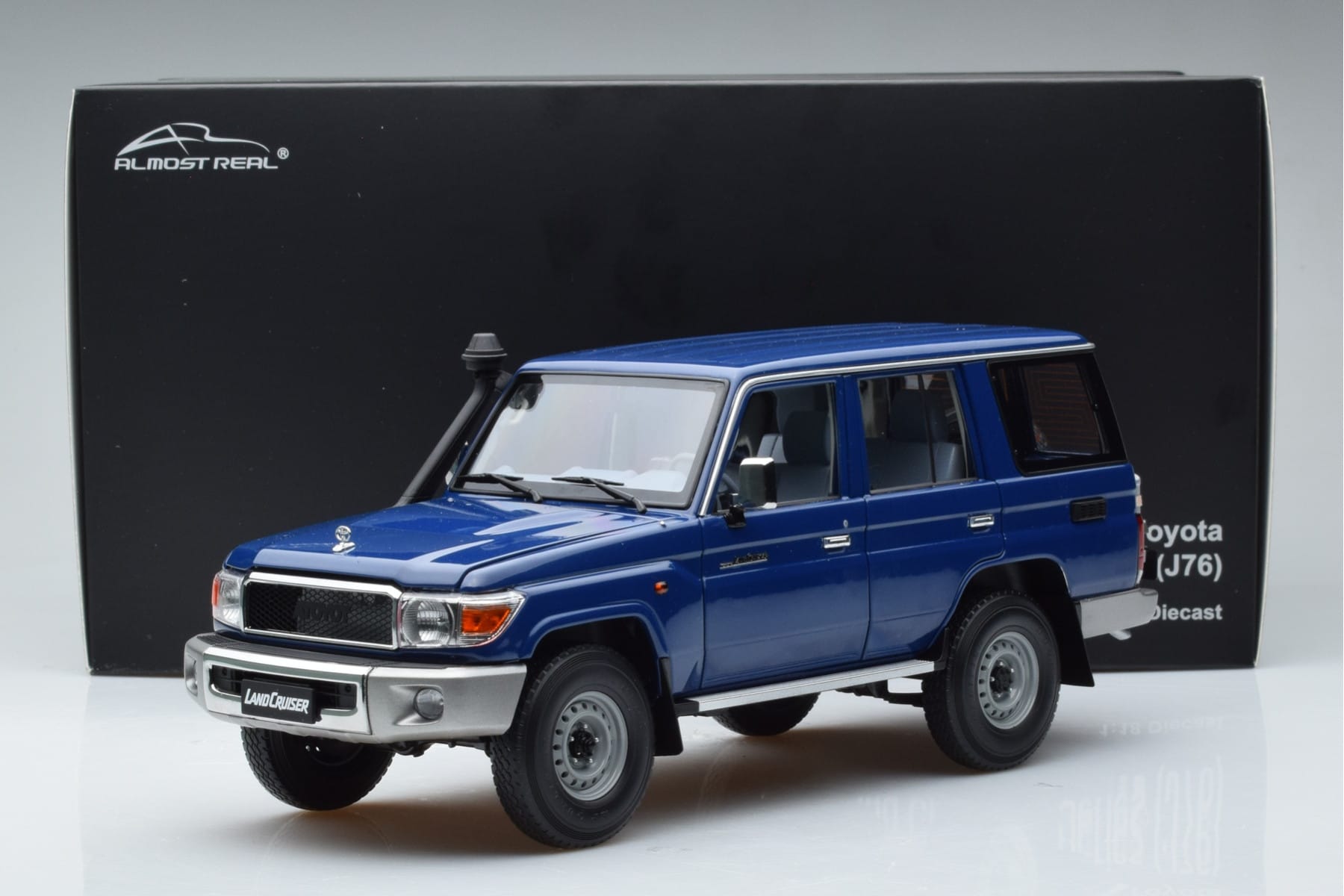 Toyota Land Cruiser J76 Albastru Almost Real 1:18 870101 Metal - imaginea 7 din 7