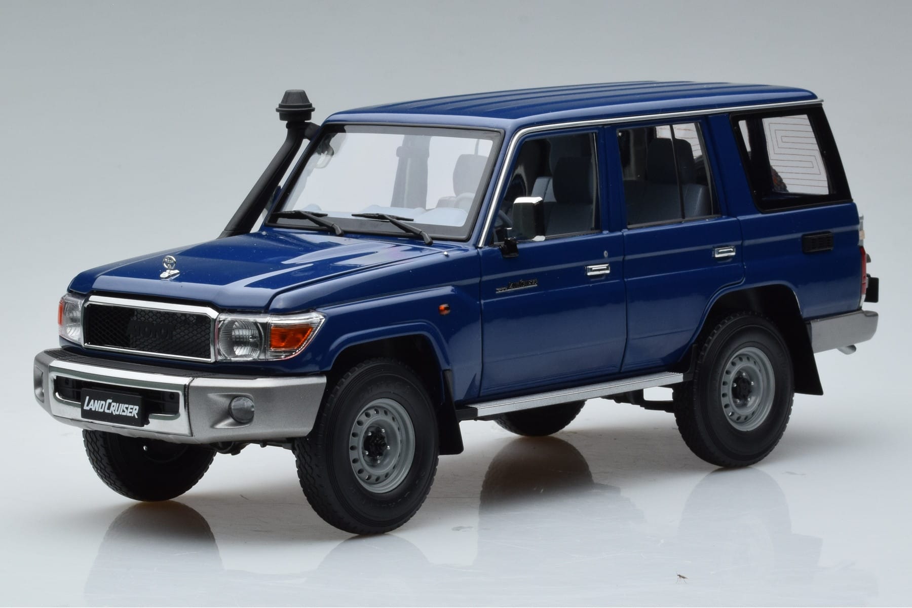 Toyota Land Cruiser J76 Albastru Almost Real 1:18 870101 Metal