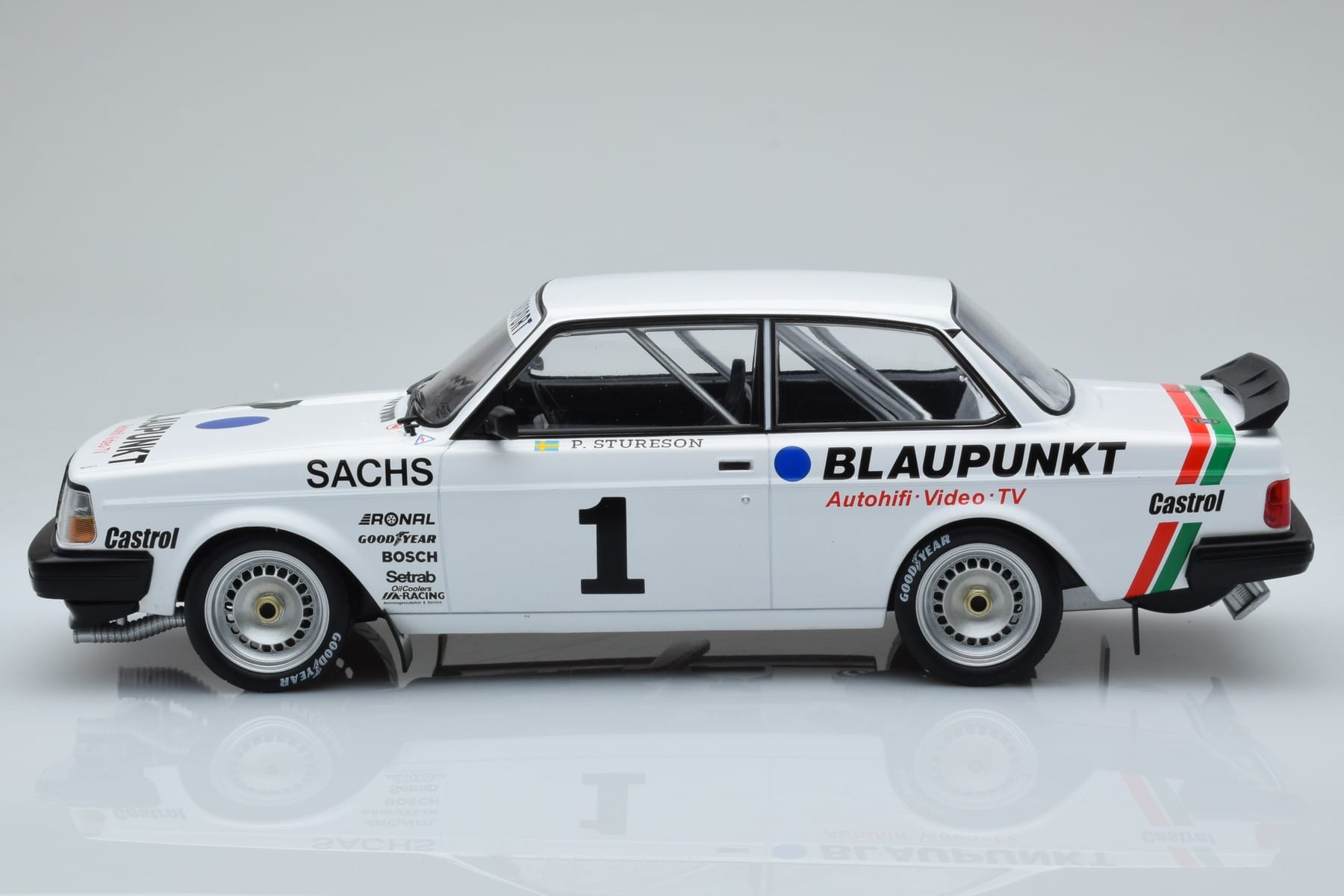 Volvo 240 Turbo IPS Racing Blaupunkt #1 P. Stureson DTM Zolder 1986 IXO 1:18 18RMC106 Metal - imaginea 3 din 6