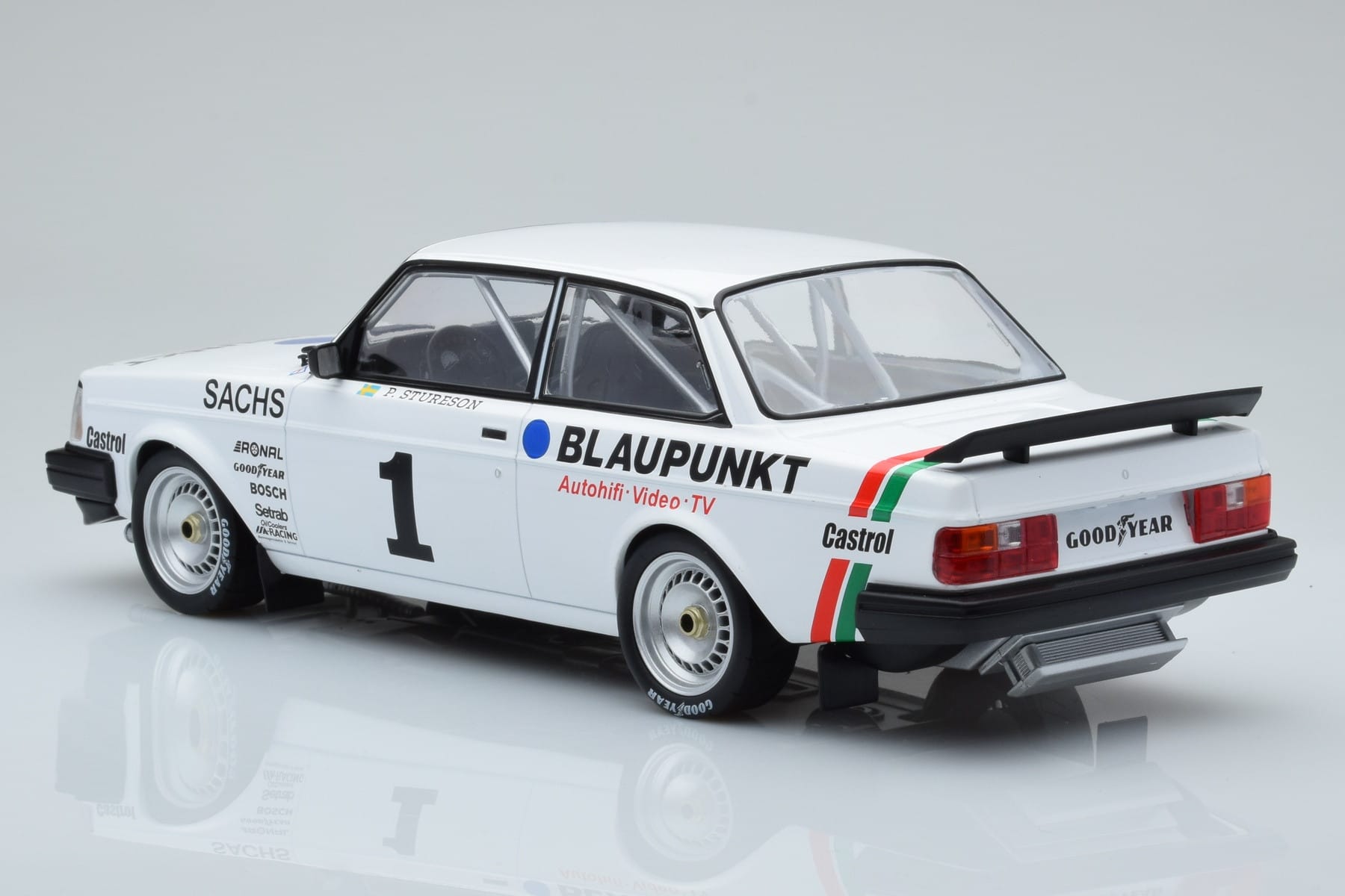 Volvo 240 Turbo IPS Racing Blaupunkt #1 P. Stureson DTM Zolder 1986 IXO 1:18 18RMC106 Metal - imaginea 5 din 6