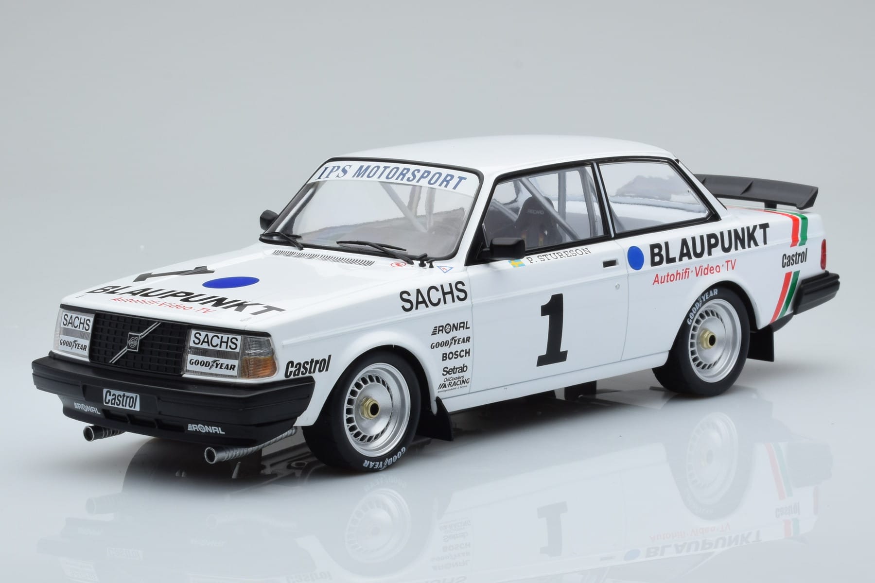 Volvo 240 Turbo IPS Racing Blaupunkt #1 P. Stureson DTM Zolder 1986 IXO 1:18 18RMC106 Metal