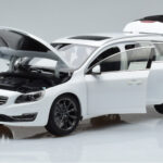 Volvo V60 D3 Crystal Alb FAW 1:18 - image 2 of 7
