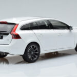 Volvo V60 D3 Crystal Alb FAW 1:18 - image 3 of 7