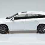 Volvo V60 D3 Crystal Alb FAW 1:18 - image 4 of 7