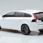 Volvo V60 D3 Crystal Alb FAW 1:18 - image 6 of 7