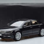 Volkswagen Phaeton V6 Mazeppa Gri Kyosho 1:18 - image 9 of 9