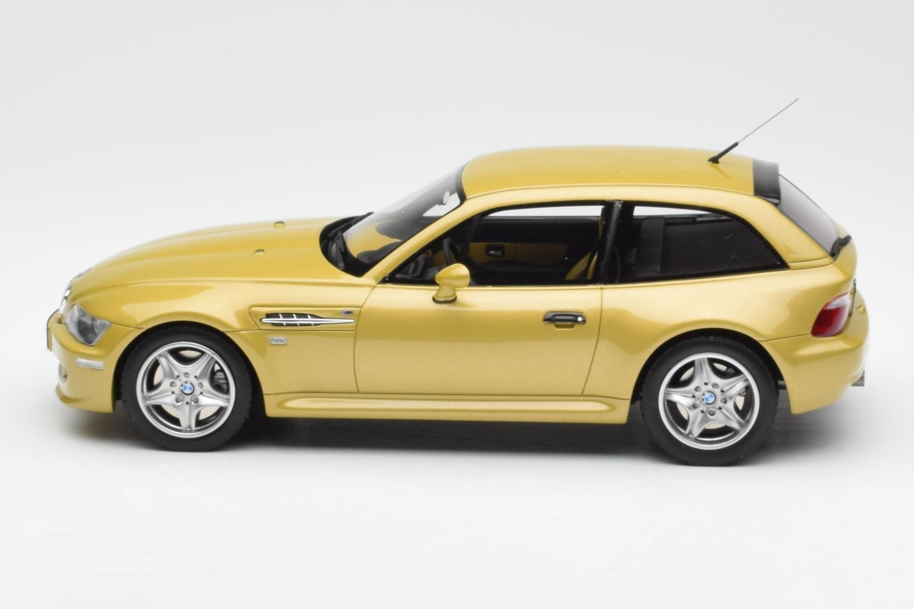 BMW Z3 M Coupe 3.2 Phoenix Galben Otto 1:18 OT866 Rășină - imaginea 3 din 6