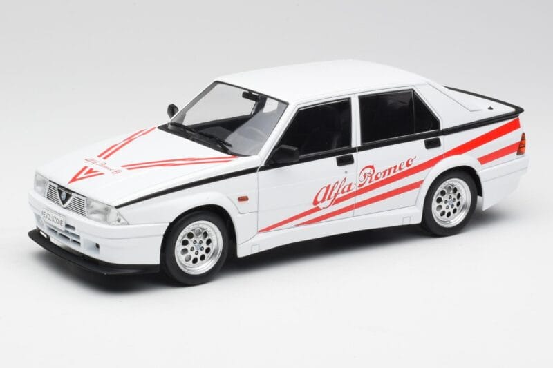 Alfa Romeo 75 Turbo Evoluzione Alb MCG 1:18 MCG18430 Metal