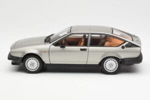 Alfa Romeo Alfetta GTV 2.0 Gri Metalic AUTOart 1:18 70147 Metal - imaginea 4 din 8