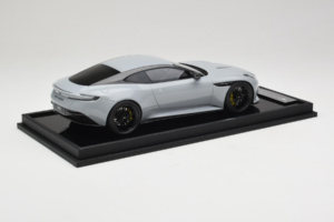 Aston Martin DB12 Nardo Gray MotorHelix 1:18 MH027NG Rășină - imaginea 3 din 7