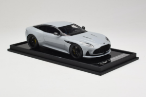 Aston Martin DB12 Nardo Gray MotorHelix 1:18 MH027NG Rășină - imaginea 4 din 7