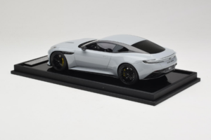 Aston Martin DB12 Nardo Gray MotorHelix 1:18 MH027NG Rășină - imaginea 5 din 7