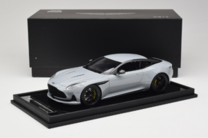 Aston Martin DB12 Nardo Gray MotorHelix 1:18 MH027NG Rășină - imaginea 7 din 7