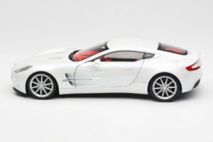 Aston Martin One-77 Morning Frost Alb AUTOart 1:18 70244 Metal - imaginea 4 din 8