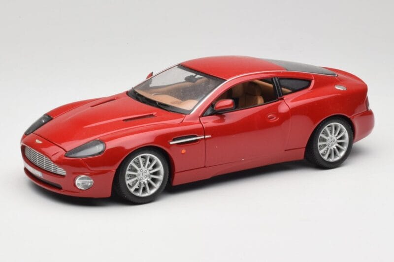 Aston Martin V12 Vanquish Roșu Bburago 1:18 34063 Metal