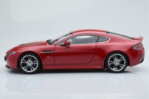 Aston Martin V12 Vantage Roșu AUTOart 1:18 70208 Metal - imaginea 4 din 8