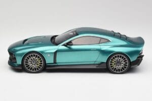 Aston Martin Valour Racing Green GT Spirit 1:18 GT480 Rășină - imaginea 3 din 6