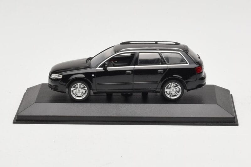 Audi A4 B7 Avant Negru Minichamps 1:43 AUDI008 Metal