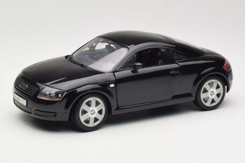 Audi TT 8N Negru Revell 1:18 08953 Metal