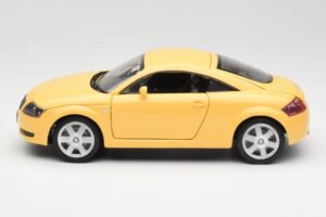 Audi TT 8N Galben Revell 1:18 08954-M1 Metal - imaginea 4 din 8