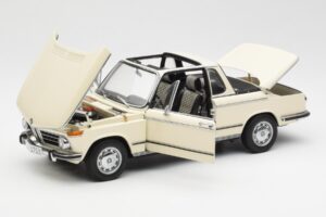 BMW 2002 Baur Cabriolet E10 Chamonix Alb AUTOart 1:18 70532 Metal - imaginea 2 din 8
