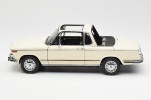 BMW 2002 Baur Cabriolet E10 Chamonix Alb AUTOart 1:18 70532 Metal - imaginea 4 din 8
