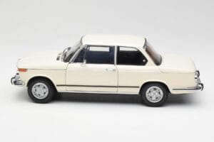 BMW 2002 Alb Kyosho 1:18 08541W Metal - imaginea 4 din 8