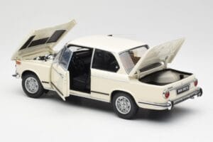 BMW 2002 Alb Kyosho 1:18 08541W Metal - imaginea 5 din 8