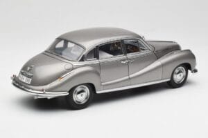 BMW 502 2.6 Luxus Silver Beige Metallic AUTOart 1:18 70591 Metal - imaginea 3 din 8