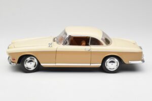 BMW 503 Bej Revell 1:18 8832 Metal - imaginea 4 din 8