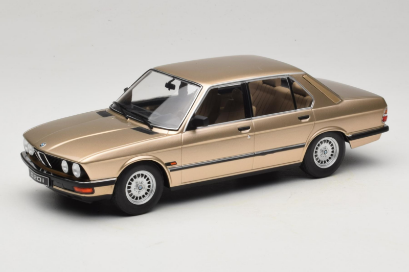 BMW 520i E28 Gold Metallic IXO 1:18 18CMC184 Metal
