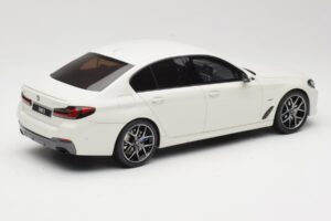 BMW 545e xDrive M-Sport G30 Alb GT Spirit 1:18 GT496 Rășină - imaginea 2 din 6