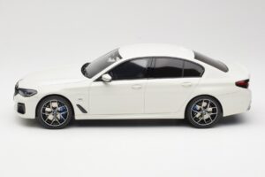 BMW 545e xDrive M-Sport G30 Alb GT Spirit 1:18 GT496 Rășină - imaginea 3 din 6