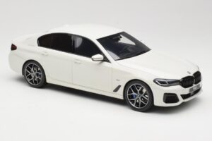 BMW 545e xDrive M-Sport G30 Alb GT Spirit 1:18 GT496 Rășină - imaginea 4 din 6