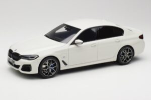 BMW 545e xDrive M-Sport G30 Alb GT Spirit 1:18 GT496 Rășină
