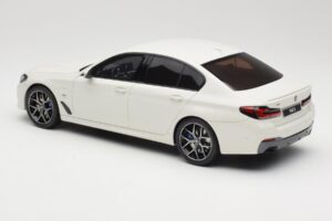 BMW 545e xDrive M-Sport G30 Alb GT Spirit 1:18 GT496 Rășină - imaginea 5 din 6