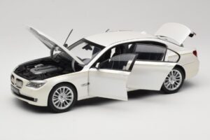 BMW 7 Series F02 760Li Brilliant White Kyosho 1:18 08783BRW Metal - imaginea 2 din 8