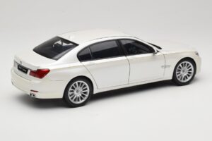 BMW 7 Series F02 760Li Brilliant White Kyosho 1:18 08783BRW Metal - imaginea 3 din 8