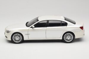 BMW 7 Series F02 760Li Brilliant White Kyosho 1:18 08783BRW Metal - imaginea 4 din 8