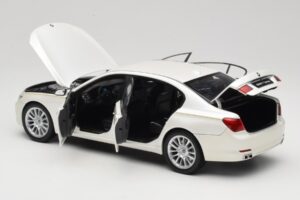 BMW 7 Series F02 760Li Brilliant White Kyosho 1:18 08783BRW Metal - imaginea 5 din 8