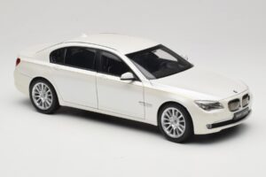 BMW 7 Series F02 760Li Brilliant White Kyosho 1:18 08783BRW Metal - imaginea 6 din 8