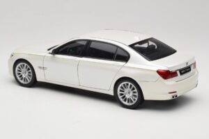 BMW 7 Series F02 760Li Brilliant White Kyosho 1:18 08783BRW Metal - imaginea 7 din 8