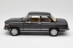BMW 2002 L E10 Negru AUTOart 1:18 70603 Metal - imaginea 4 din 8