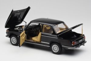 BMW 2002 L E10 Negru AUTOart 1:18 70603 Metal - imaginea 5 din 8