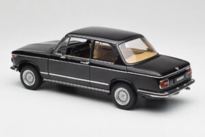 BMW 2002 L E10 Negru AUTOart 1:18 70603 Metal - imaginea 7 din 8