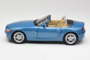 BMW Z4 E85 Maldives Blue Bburago 1:18 34046BLUE Metal - imaginea 4 din 8